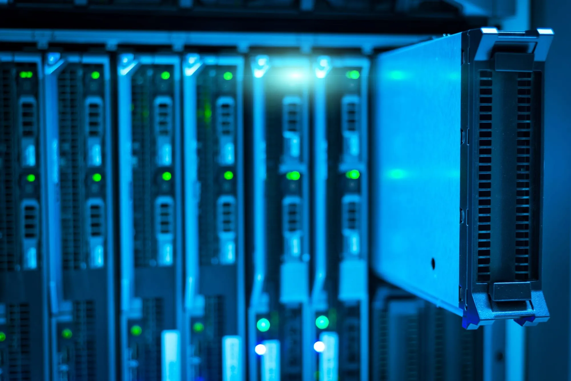 Server-Rack mit blau beleuchteten Servern
